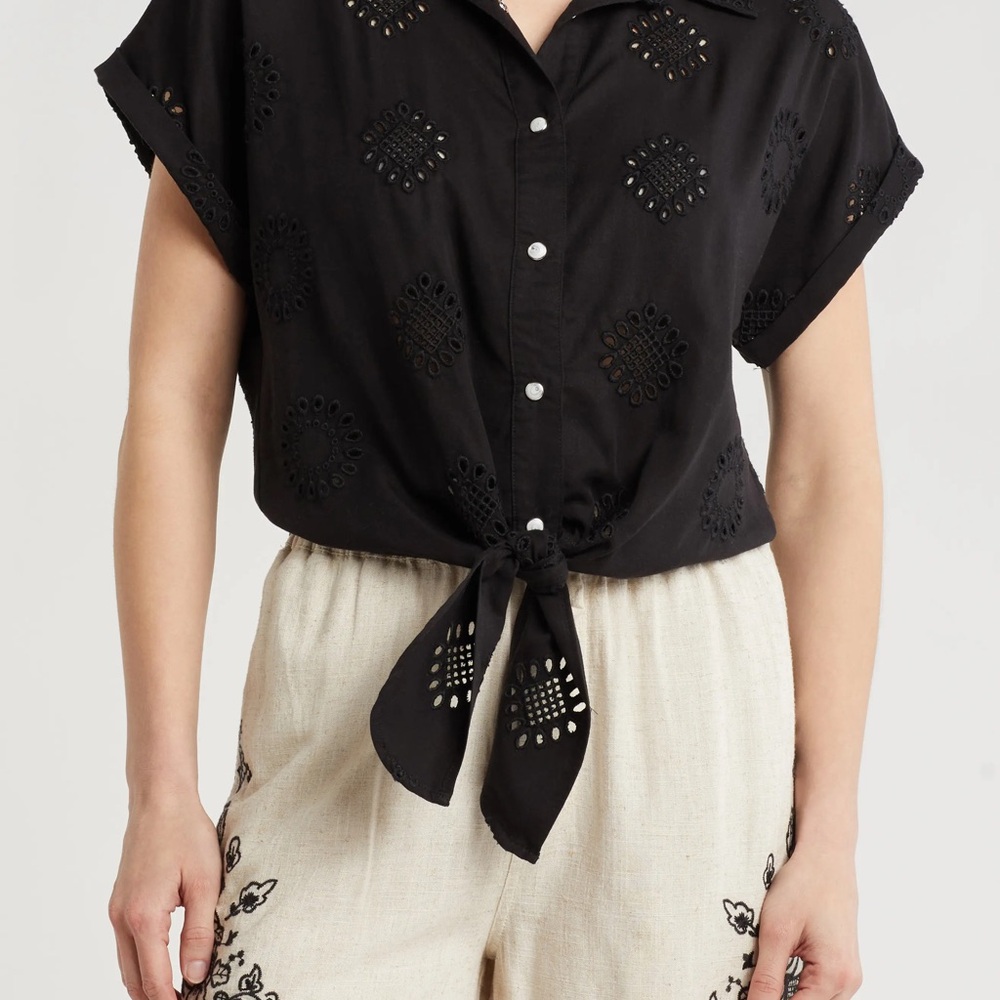 💜HP💜 NWT Tahari Black Embroidered Button Down Tie-Front Top (M)